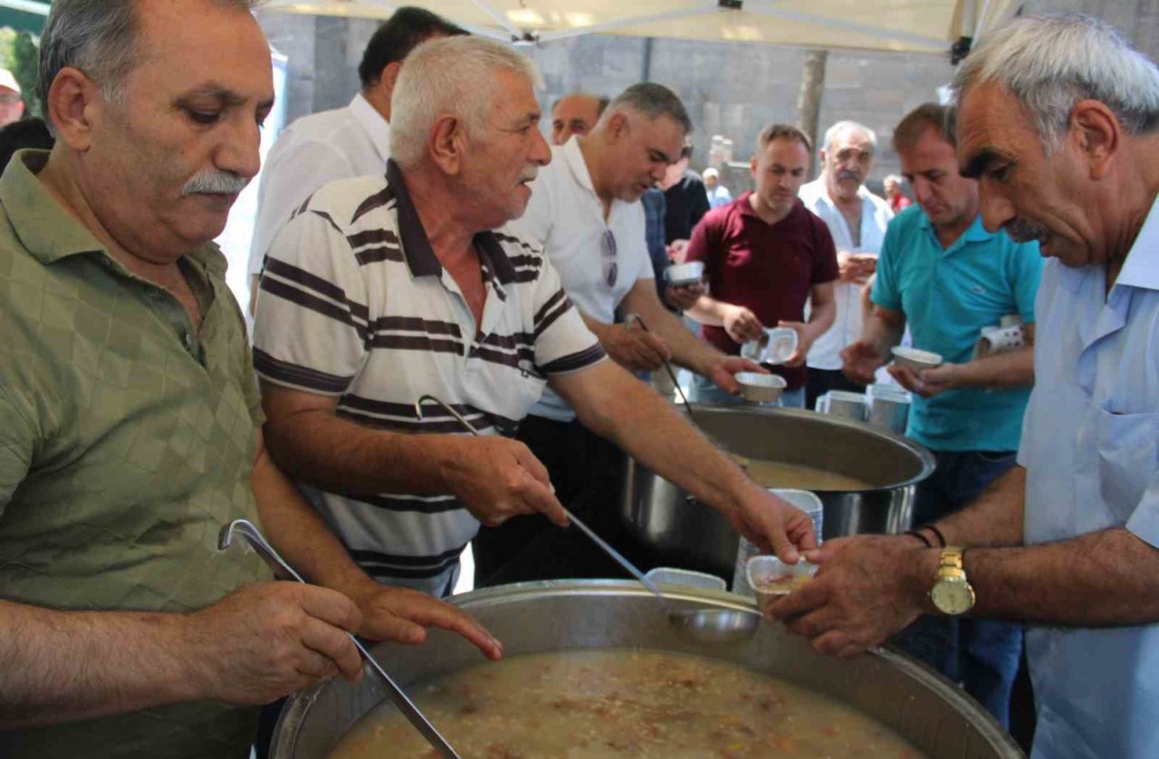 Lokantacılar ve Pastacılar Odası’ndan 10 Bin Kişilik Aşure