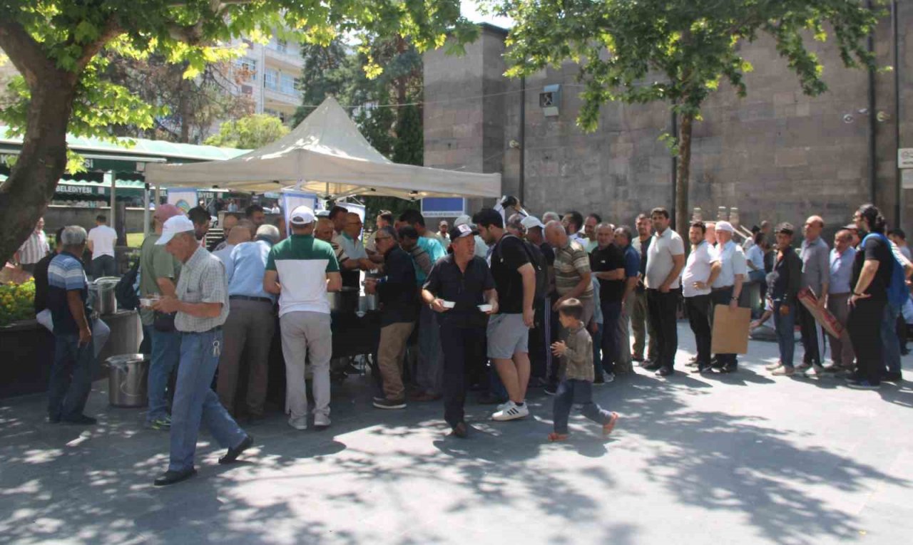 Lokantacılar ve Pastacılar Odası’ndan 10 Bin Kişilik Aşure