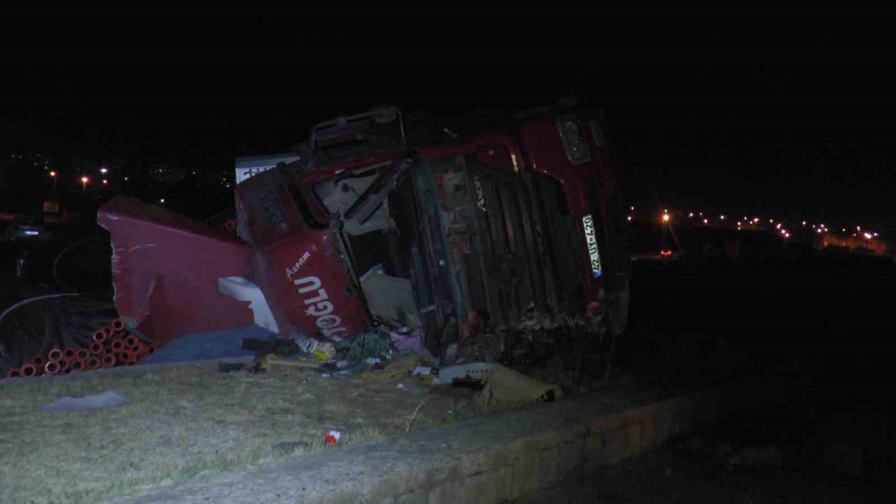 Plastik boru yüklü tır devrildi: 1 ölü, 1 ağır yaralı