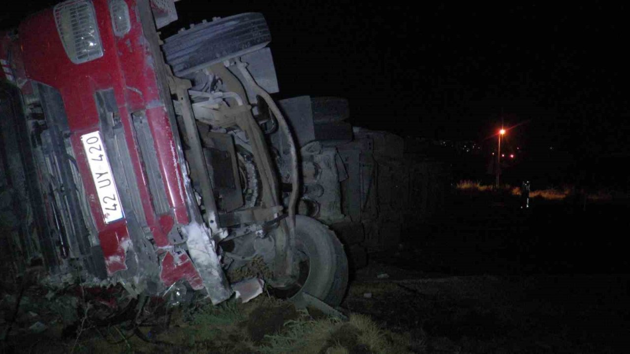 Plastik boru yüklü tır devrildi: 1 ölü, 1 ağır yaralı