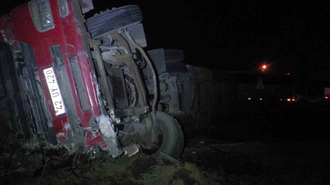 Plastik boru yüklü tır devrildi: 1 ölü, 1 ağır yaralı