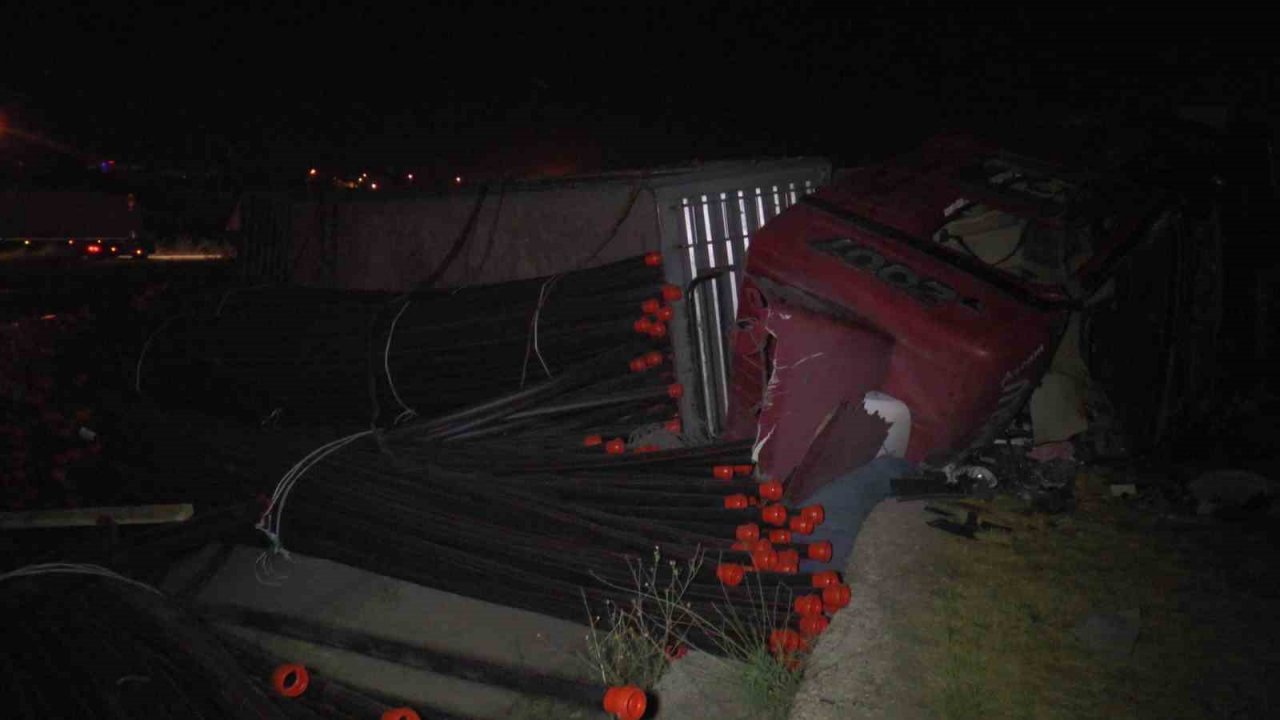 Plastik boru yüklü tır devrildi: 1 ölü, 1 ağır yaralı