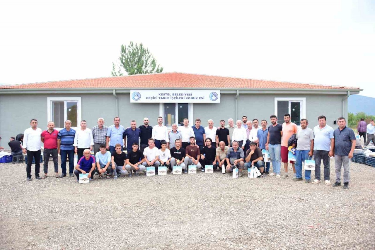 Bursa’da armut hasadı başladı... İlk meyveler Milletvekili Kılıç ve Başkan Tanır’dan