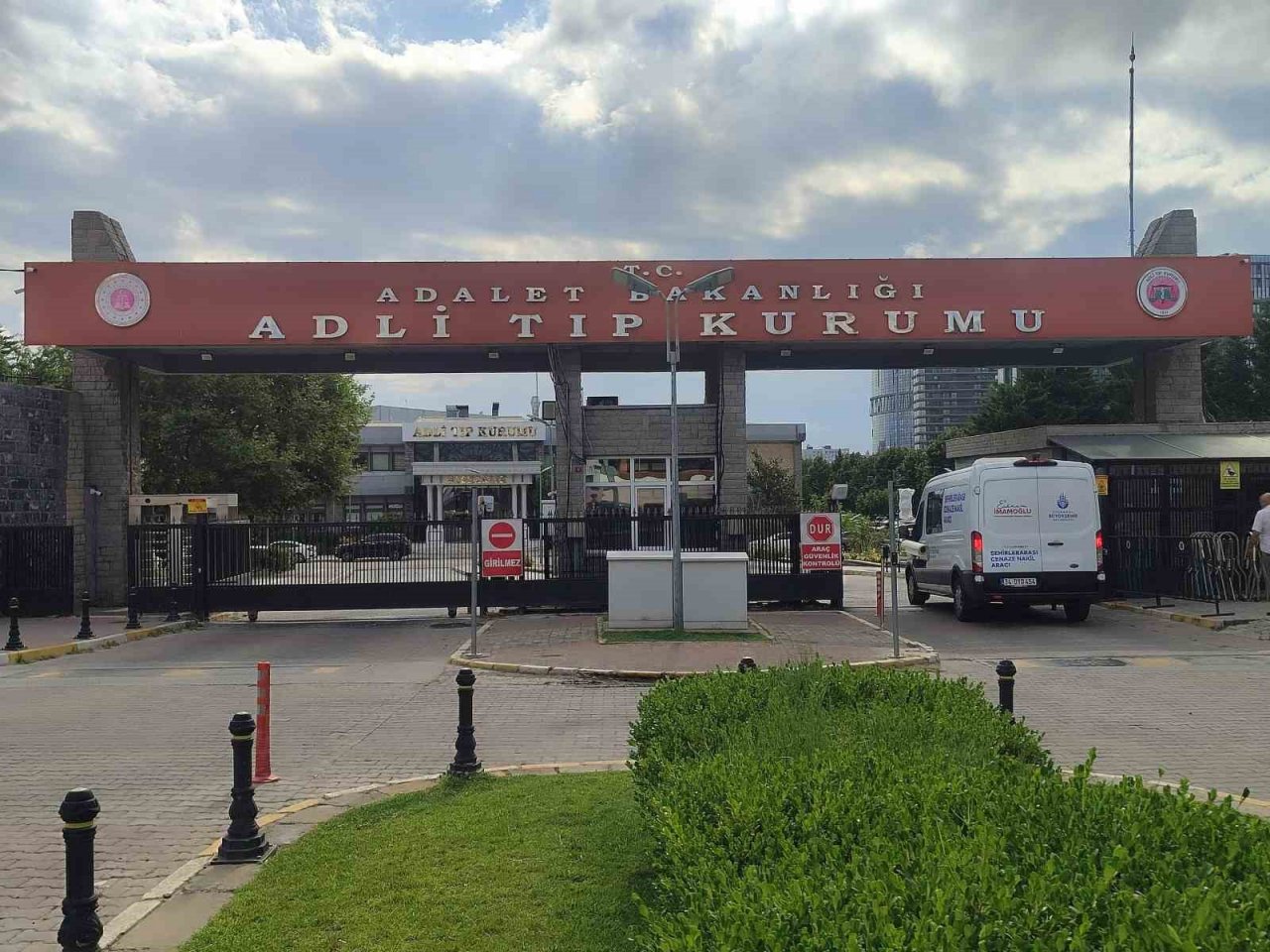 Küçükçekmece’deki silahlı saldırıda hayatını kaybeden şahsın cenazesi Adli Tıp Kurumu’ndan teslim alındı