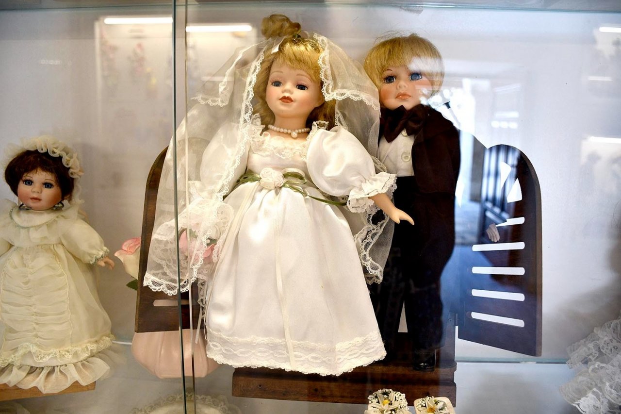 Kuşadası’ndaki porselen bebek sergisi yoğun ilgi görüyor