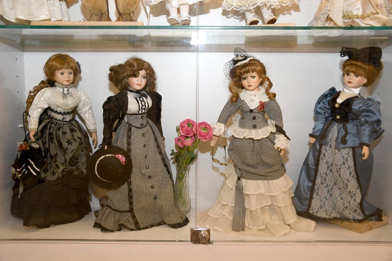 Kuşadası’ndaki porselen bebek sergisi yoğun ilgi görüyor