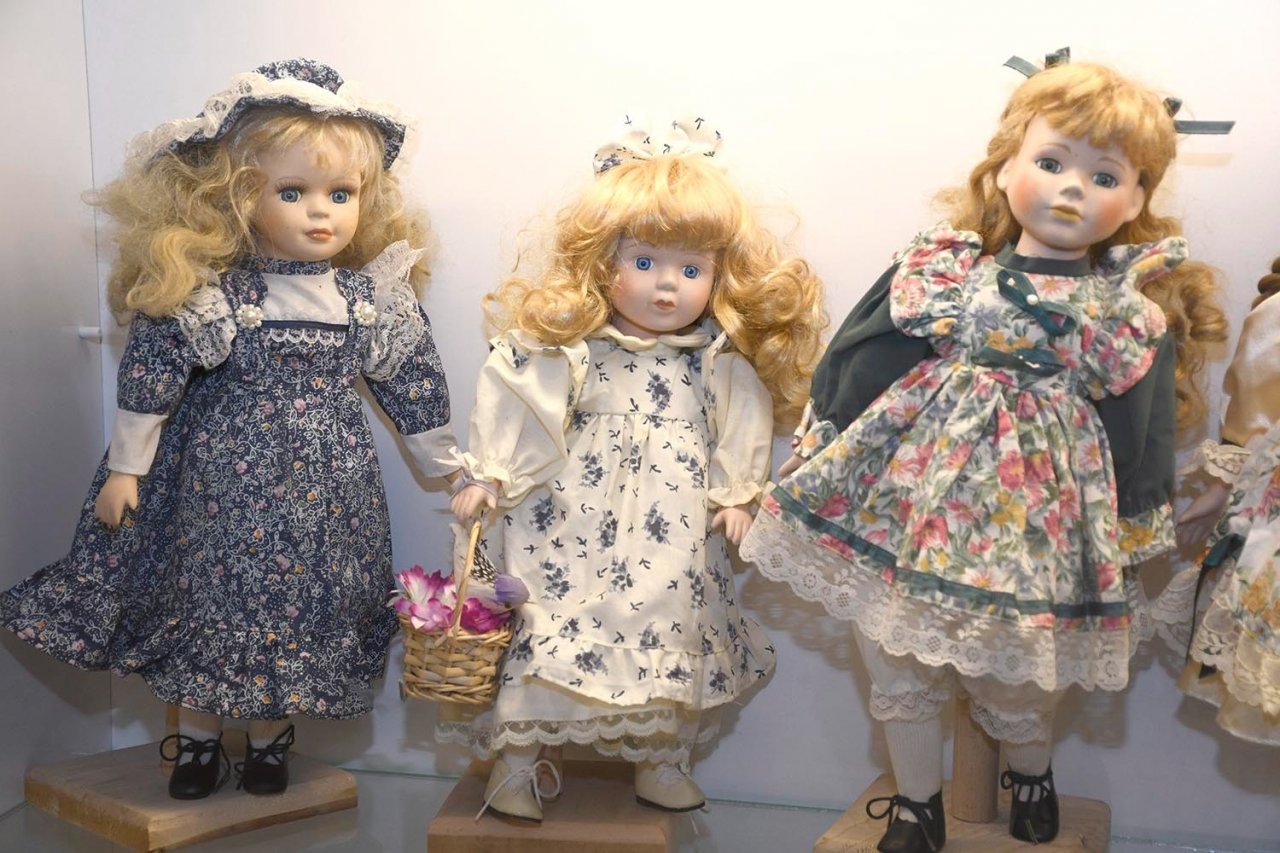 Kuşadası’ndaki porselen bebek sergisi yoğun ilgi görüyor