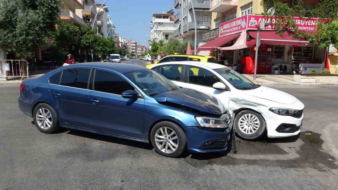 Antalya’da iki otomobil çarpıştı, 1 kişi yaralandı