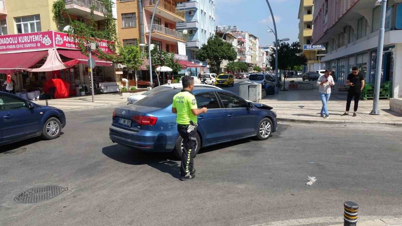 Antalya’da iki otomobil çarpıştı, 1 kişi yaralandı