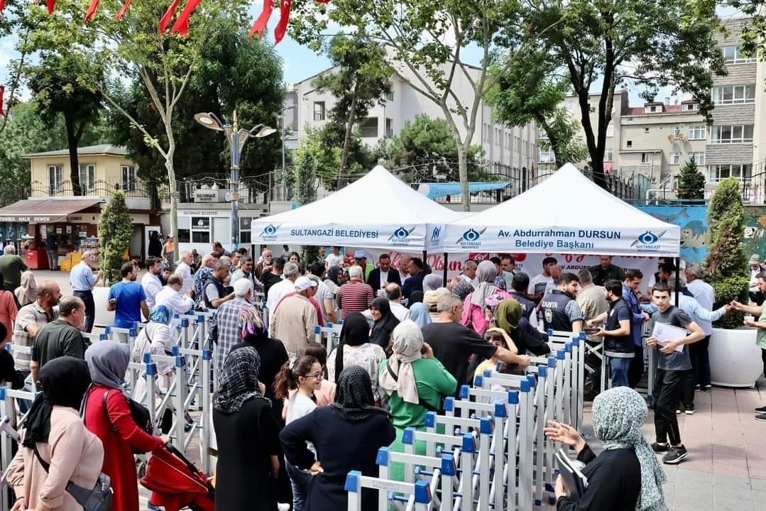 Sultangazi’de cuma namazı çıkışında vatandaşlara aşure ikramı