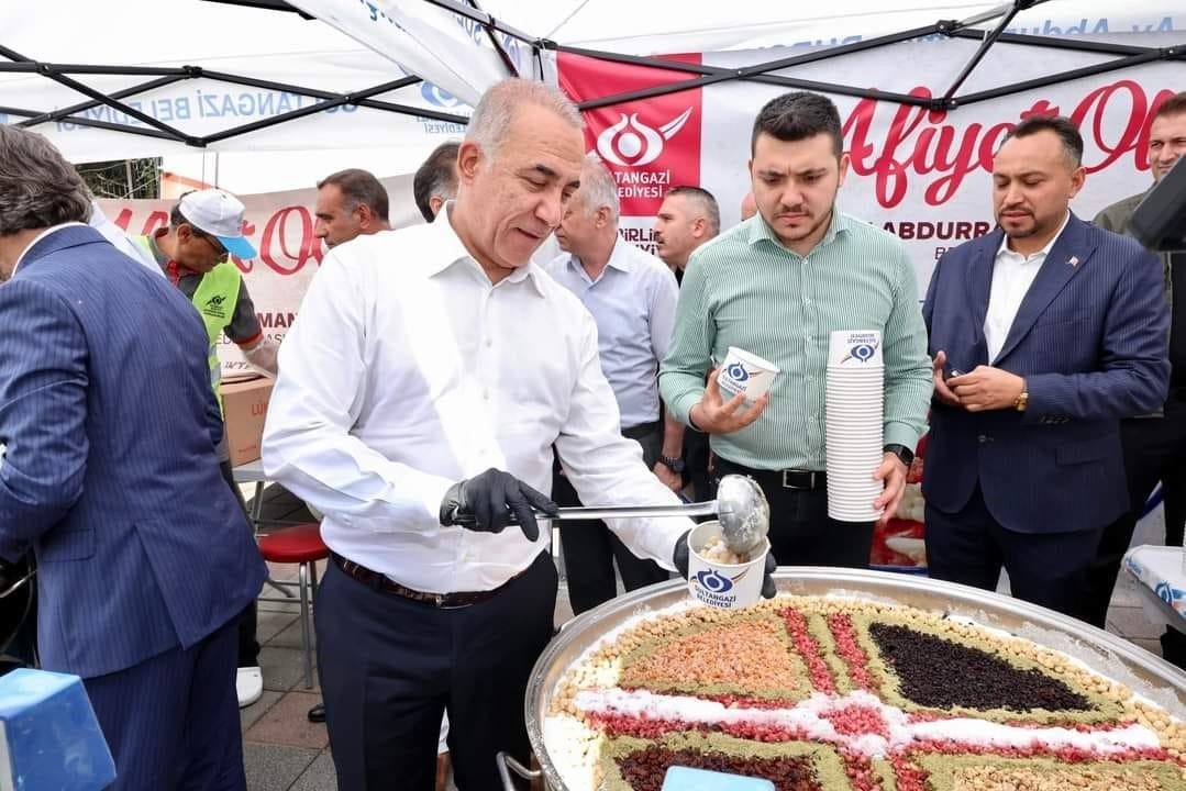 Sultangazi’de cuma namazı çıkışında vatandaşlara aşure ikramı