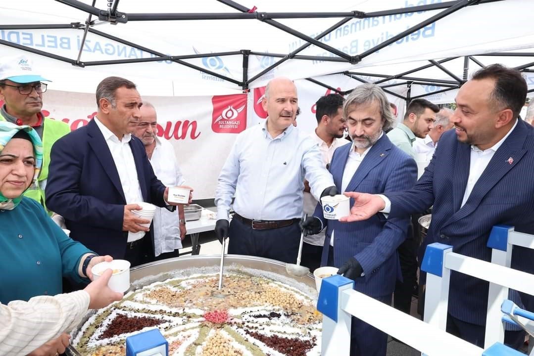 Sultangazi’de cuma namazı çıkışında vatandaşlara aşure ikramı