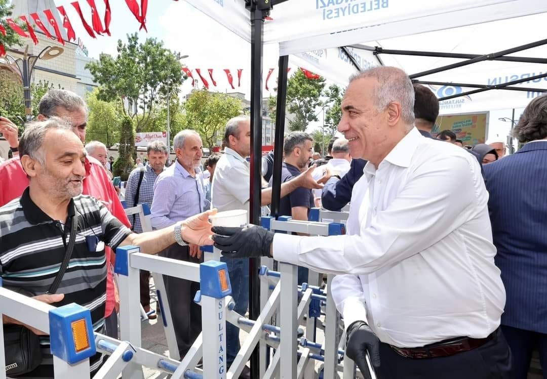 Sultangazi’de cuma namazı çıkışında vatandaşlara aşure ikramı
