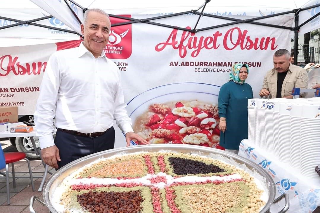 Sultangazi’de cuma namazı çıkışında vatandaşlara aşure ikramı