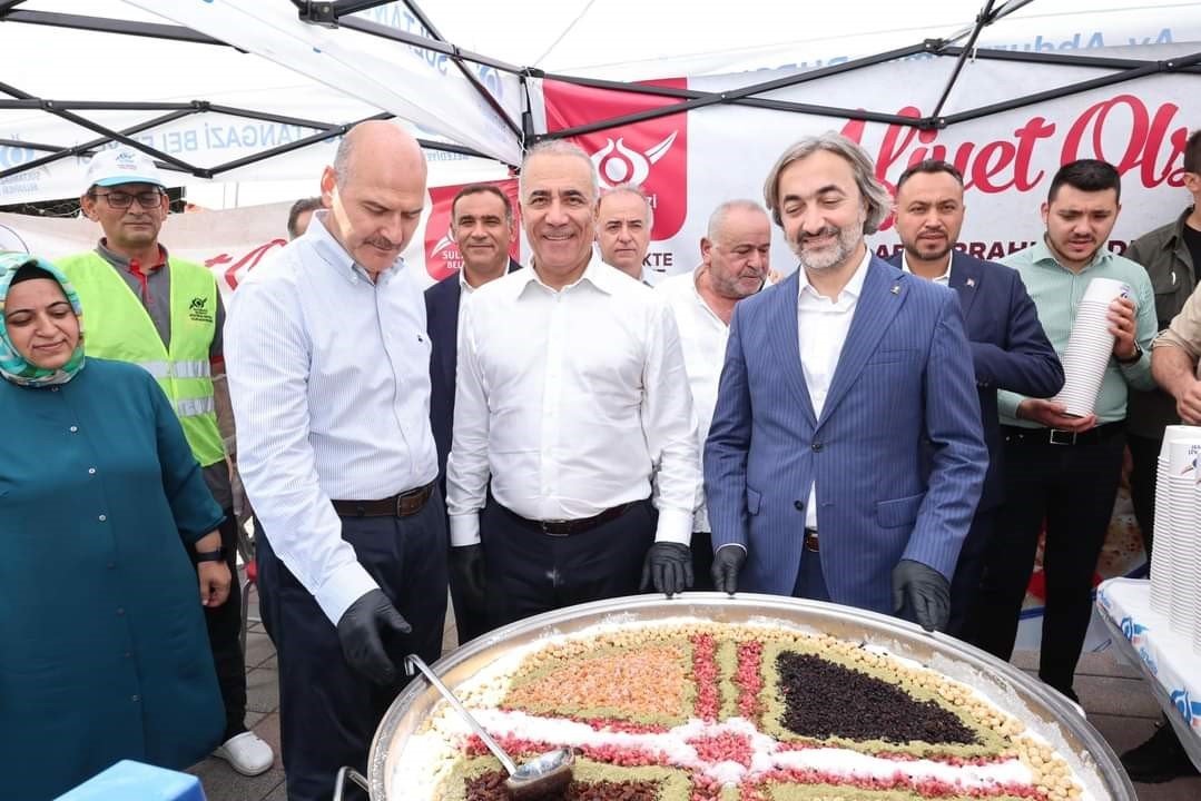 Sultangazi’de cuma namazı çıkışında vatandaşlara aşure ikramı