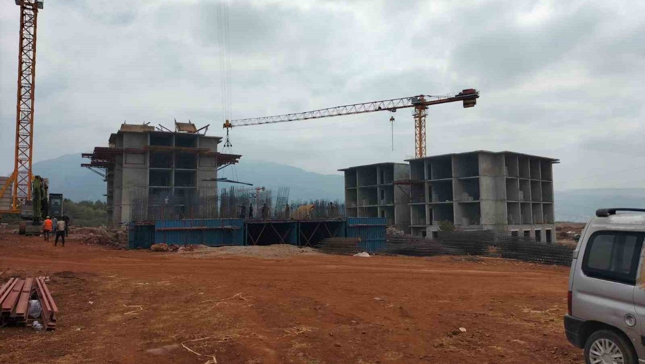 Osmaniye’nin Düziçi ilçesinde deprem konutları yükseliyor