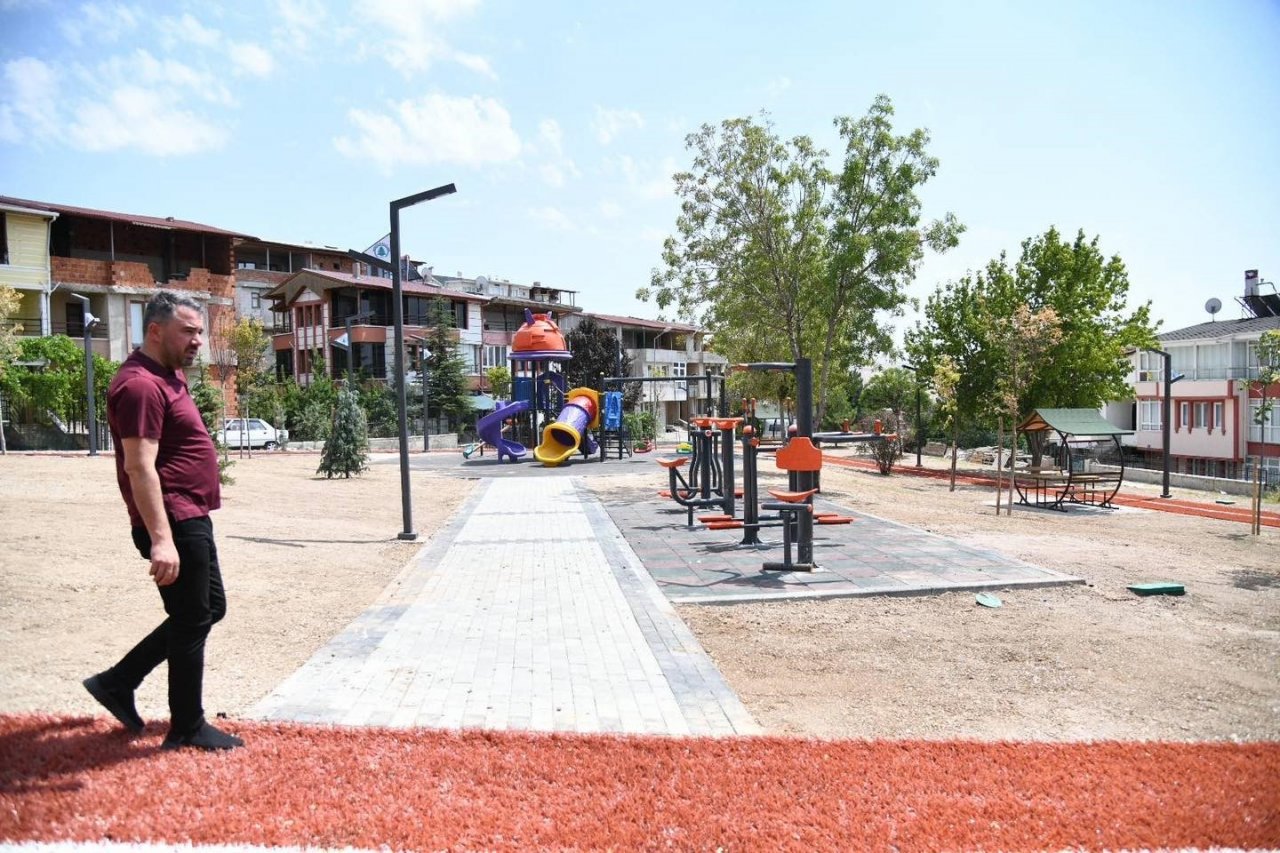 Pursaklar’da park yenileme çalışmaları devam ediyor