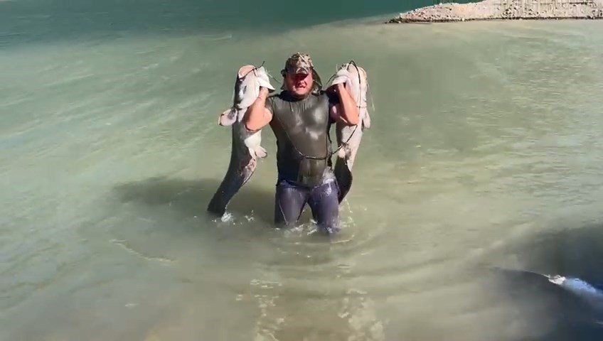 Hobi balıkçılarından olta ile 2 metrelik kedi balığı avı