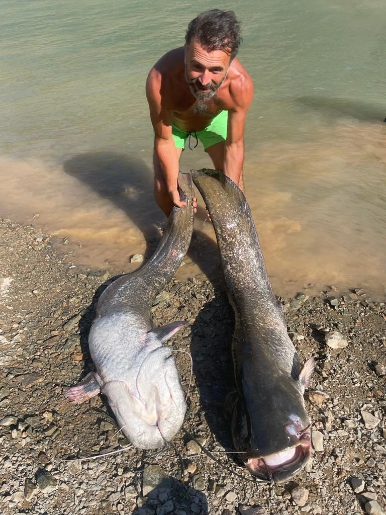 Hobi balıkçılarından olta ile 2 metrelik kedi balığı avı