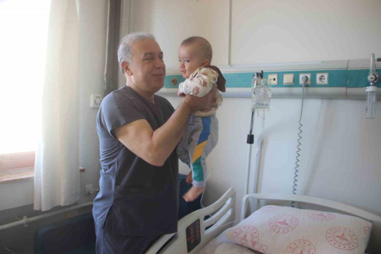 Boğazına çengelli iğne kaçan bebek Şanlıurfa’da sağlığına kavuştu
