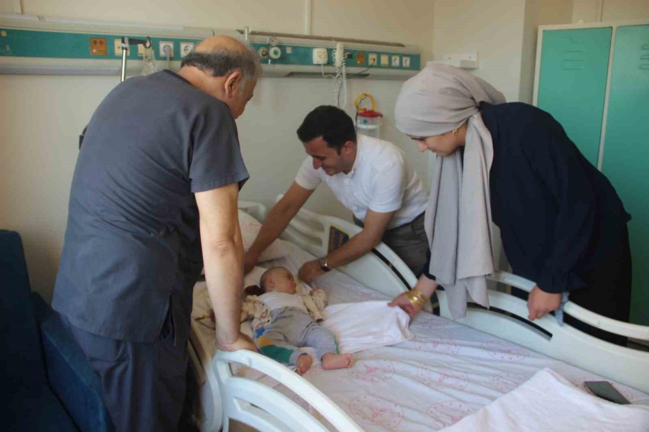 Boğazına çengelli iğne kaçan bebek Şanlıurfa’da sağlığına kavuştu