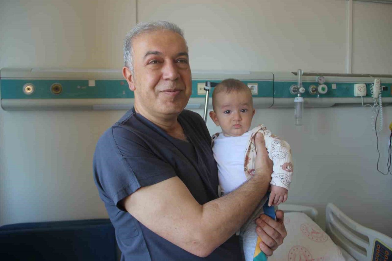Boğazına çengelli iğne kaçan bebek Şanlıurfa’da sağlığına kavuştu