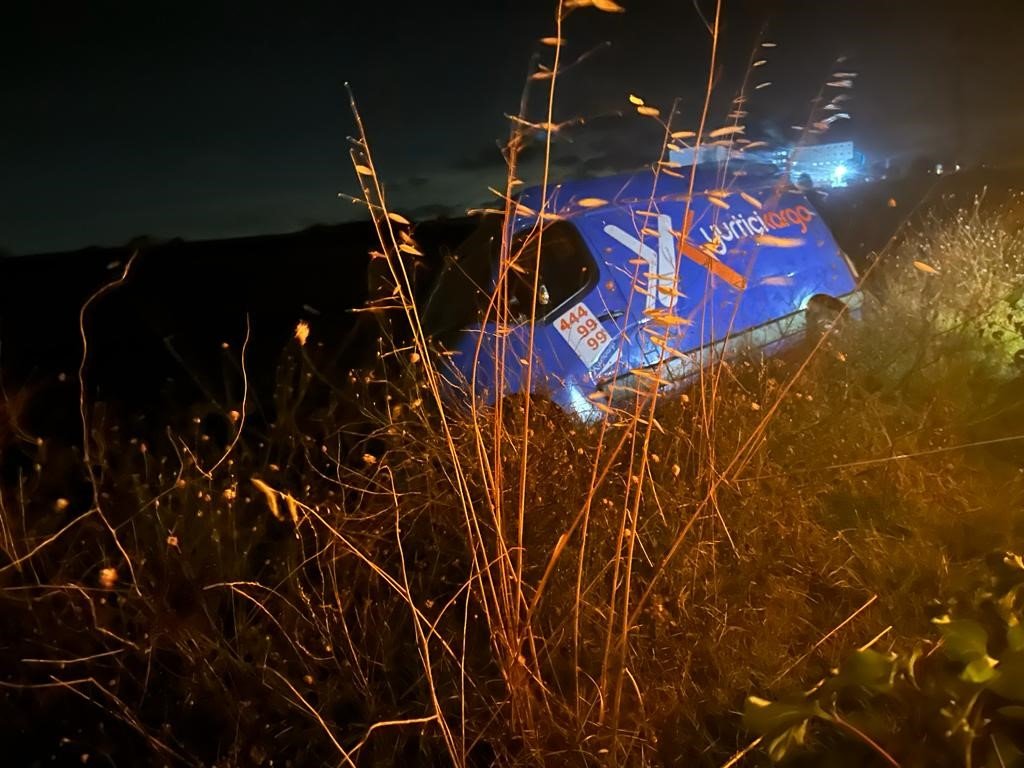 Kargo aracı tarlaya uçtu