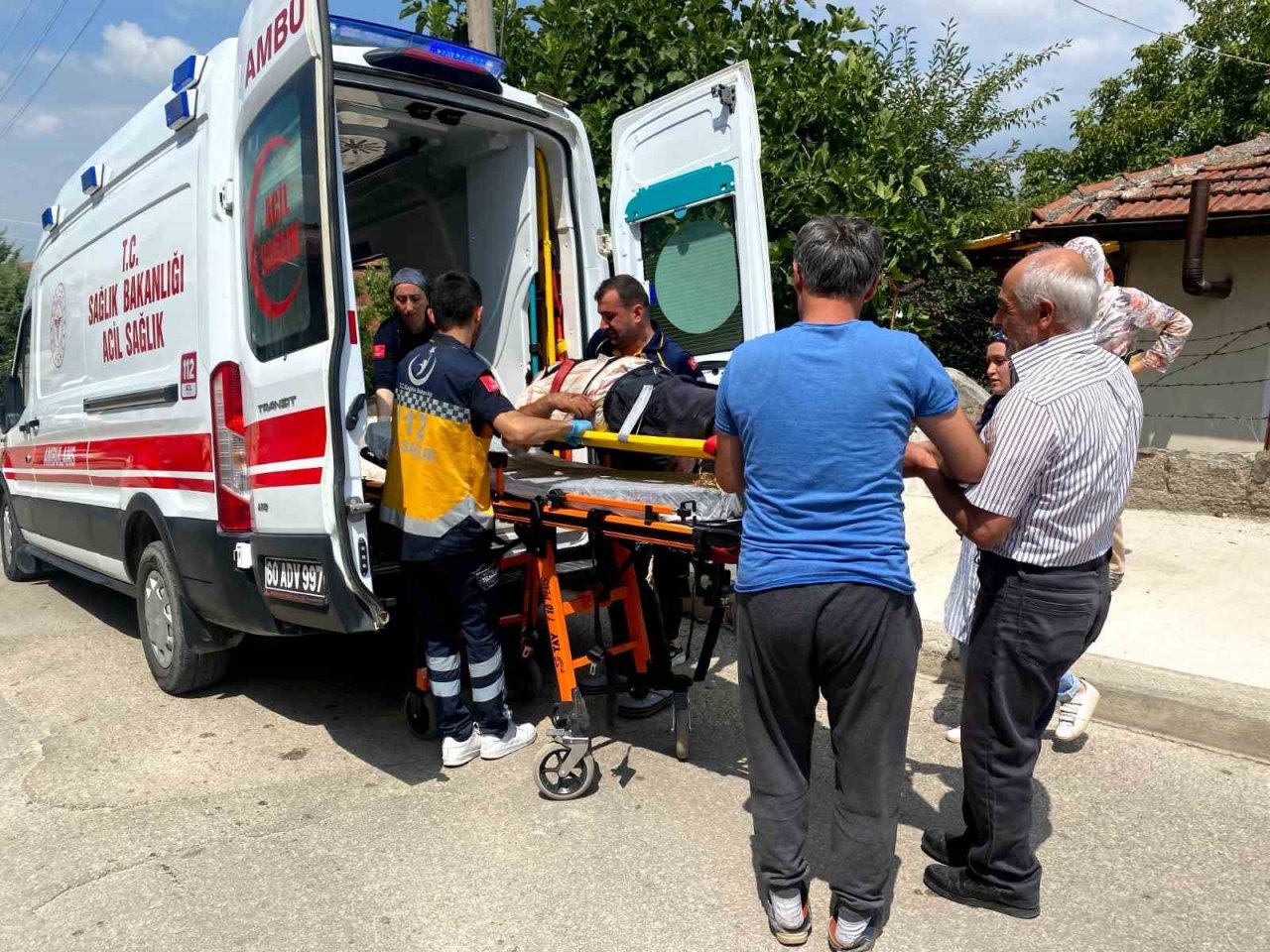 Onarım için çıktığı çatıdan aşağı düştü