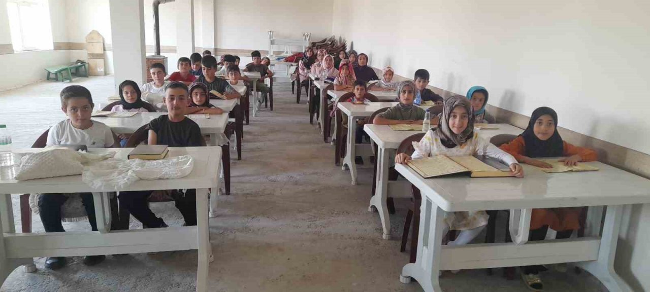 TÜGVA, Özalp ilçesinde binlerce öğrenciye ulaştı