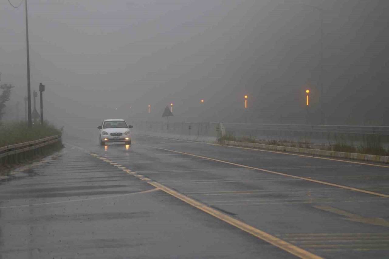 Bolu Dağı’nda sis ve sağanak yağış etkili oluyor