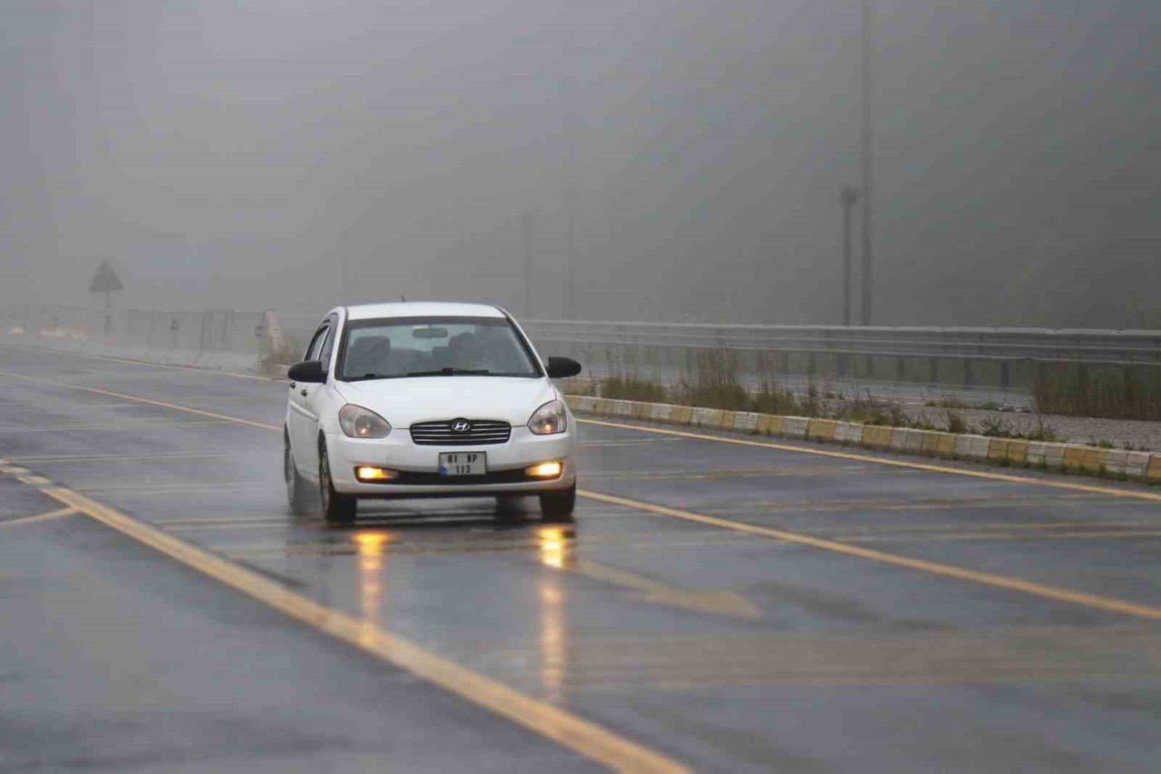 Bolu Dağı’nda sis ve sağanak yağış etkili oluyor