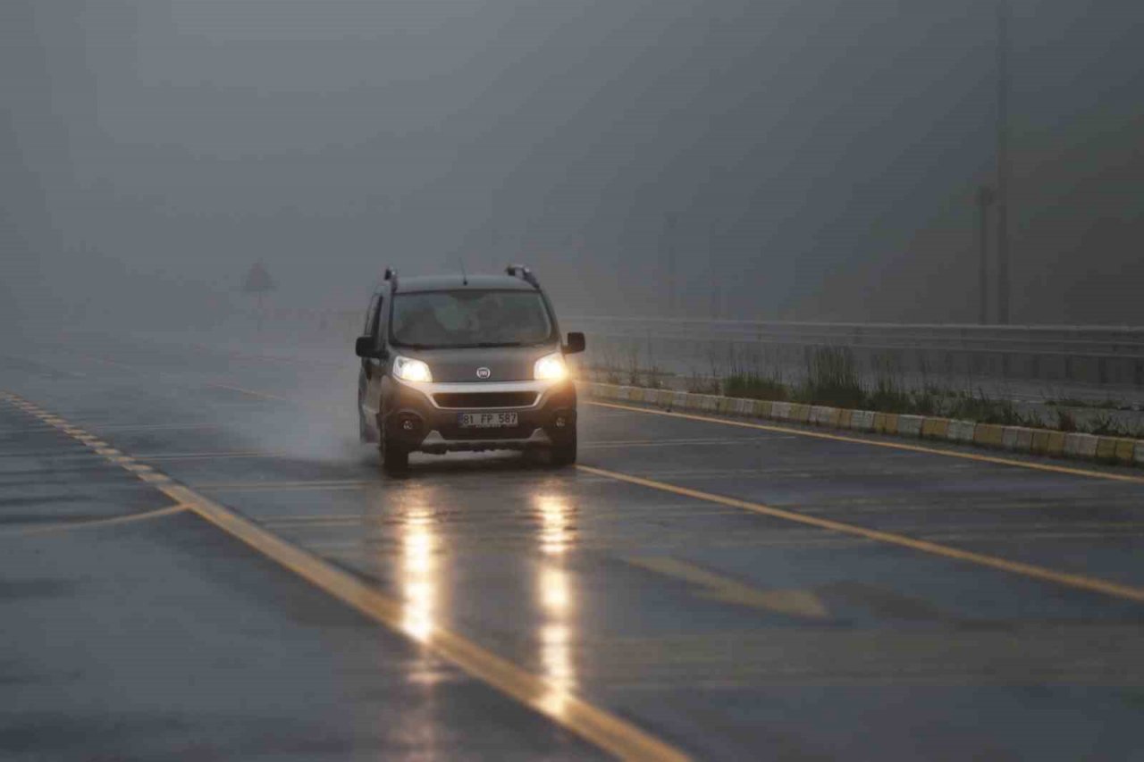 Bolu Dağı’nda sis ve sağanak yağış etkili oluyor