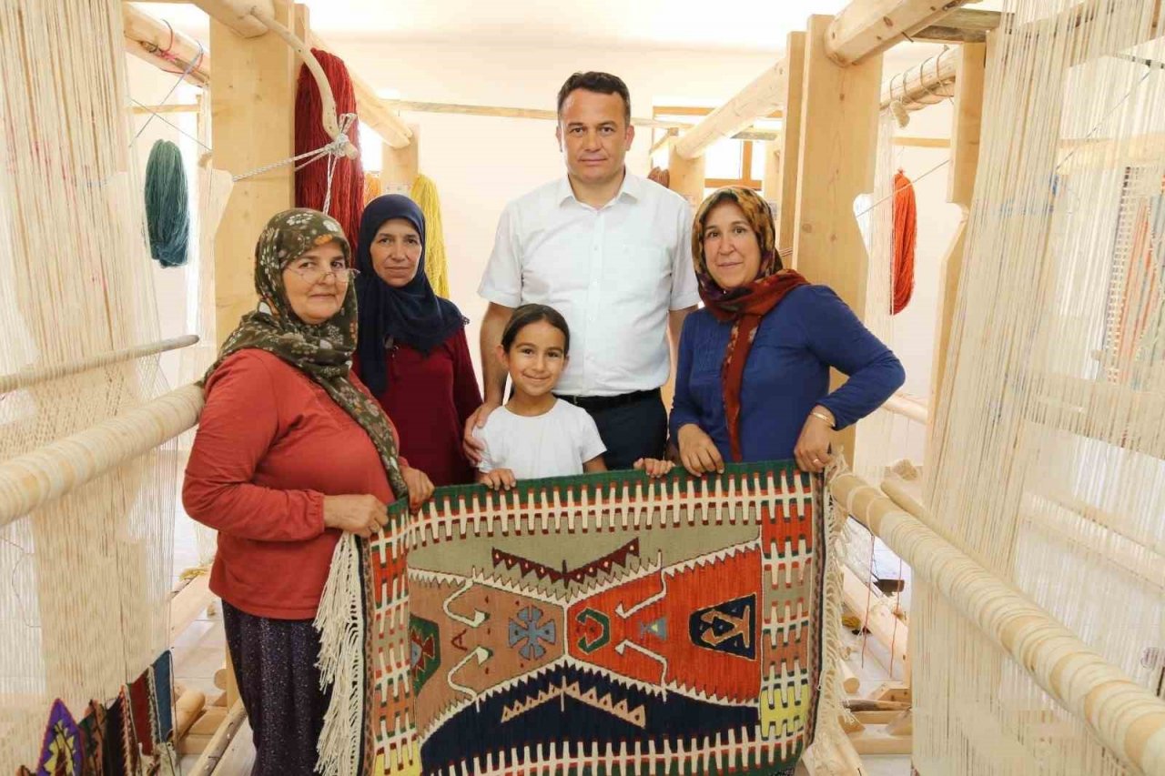 Kaş’ta “Barak Kilimi” dokumacılığı başlatıldı