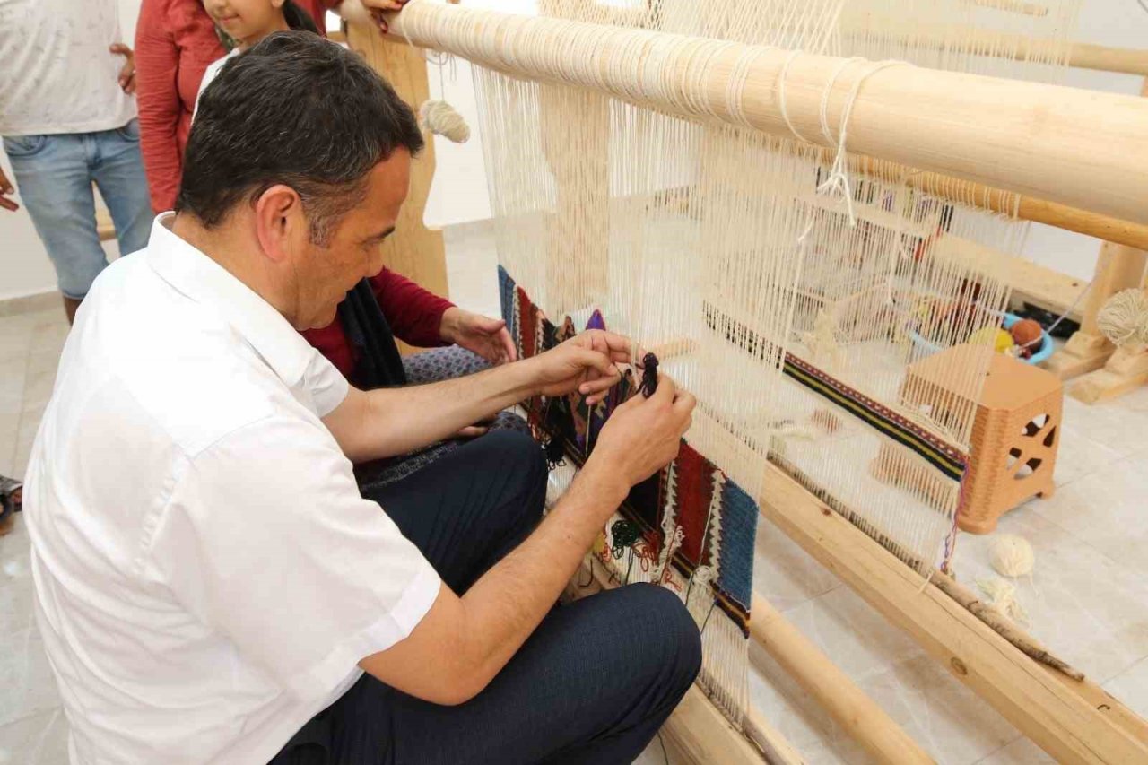 Kaş’ta “Barak Kilimi” dokumacılığı başlatıldı