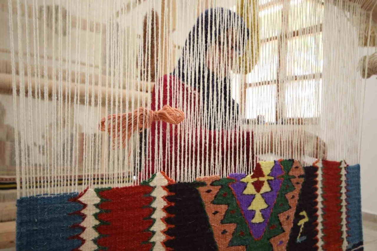 Kaş’ta “Barak Kilimi” dokumacılığı başlatıldı