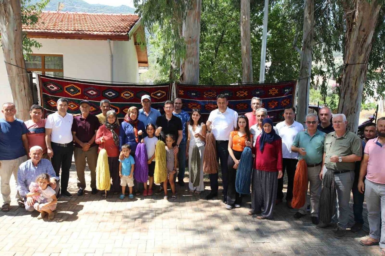 Kaş’ta “Barak Kilimi” dokumacılığı başlatıldı