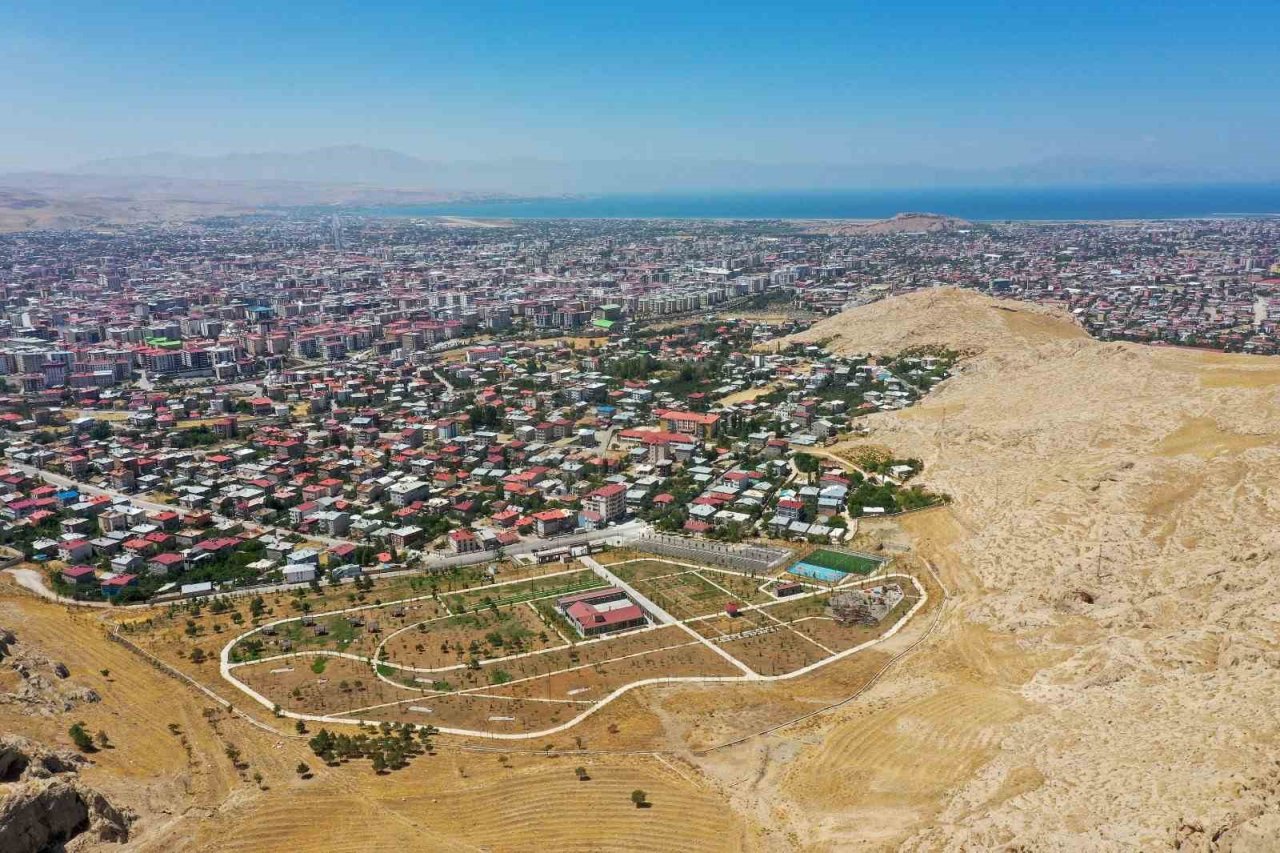 Eşsiz Van manzarası sunan Toprakkale’ye seyir terası yapılıyor