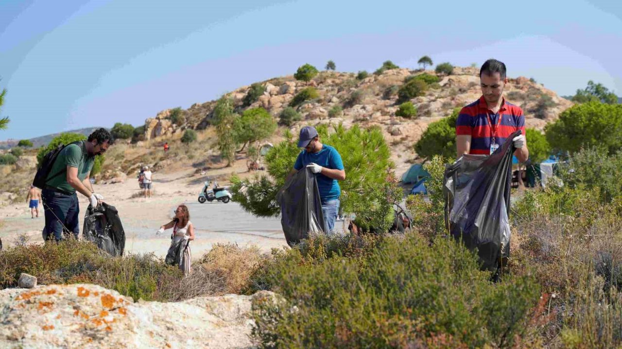 Vestel Gönüllüleri Kıvılcımlar Foça’da çevre temizliği yaptı