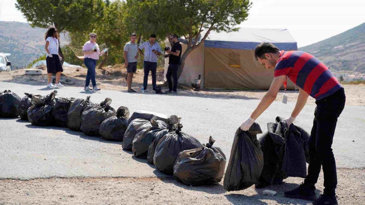 Vestel Gönüllüleri Kıvılcımlar Foça’da çevre temizliği yaptı