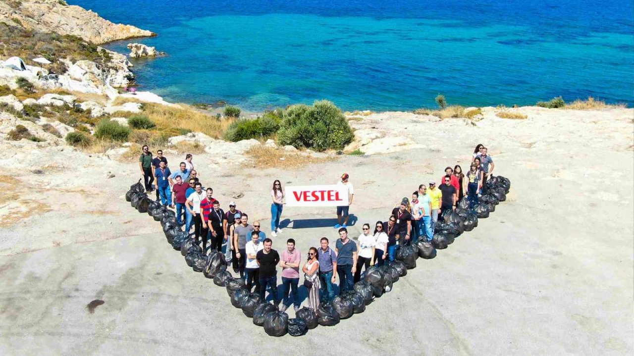 Vestel Gönüllüleri Kıvılcımlar Foça’da çevre temizliği yaptı