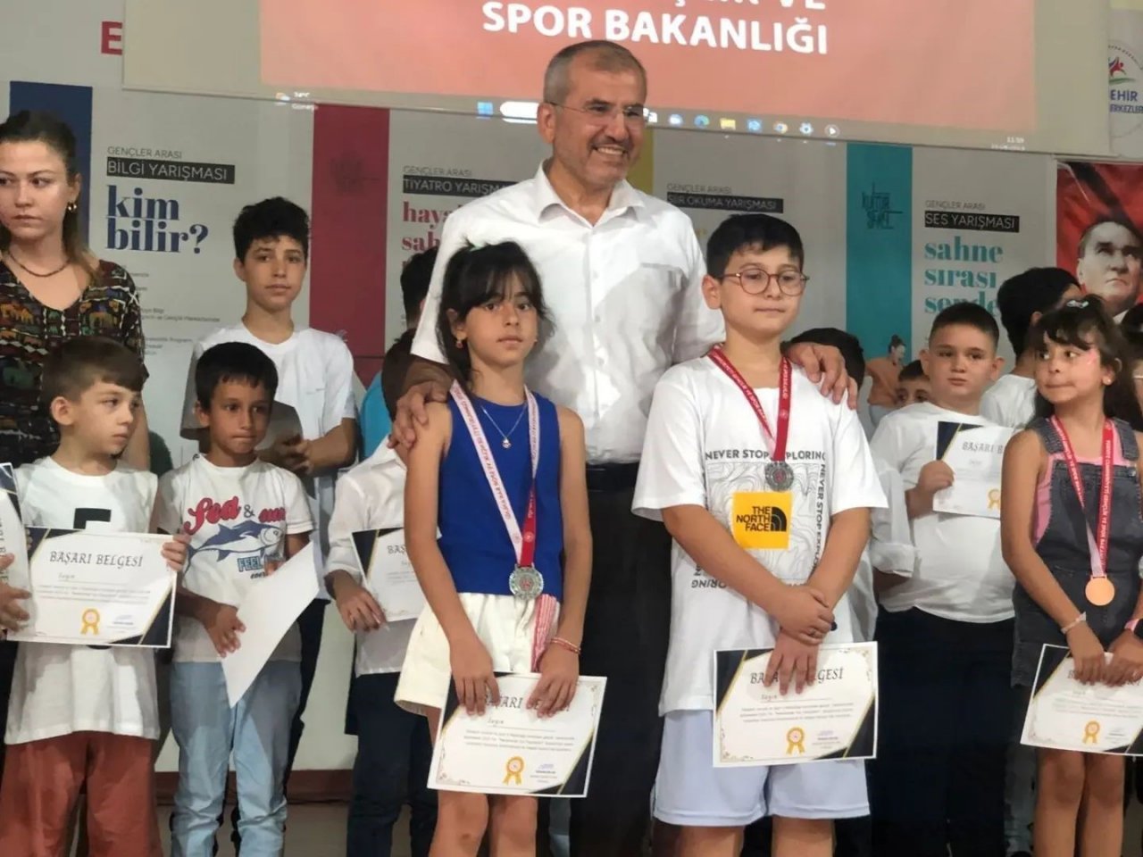 Yaz okulunda eğitim alan çocuklara başarı belgesi verildi