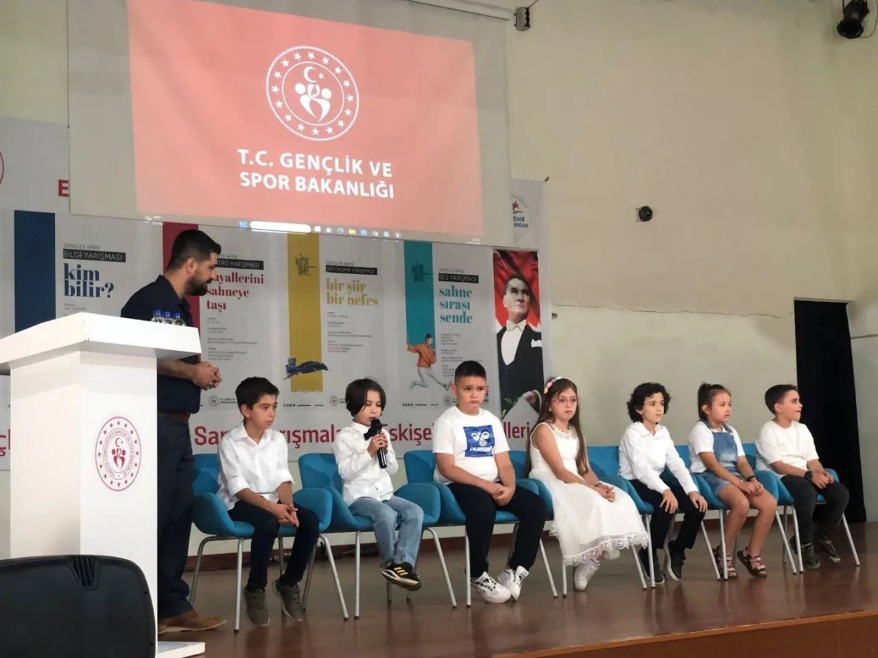 Yaz okulunda eğitim alan çocuklara başarı belgesi verildi