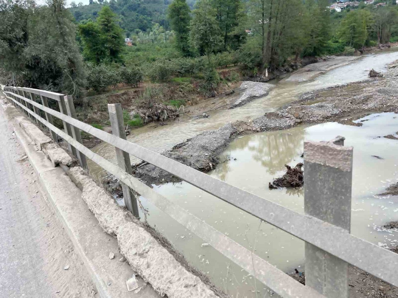 Köprünün demirlerini çaldılar