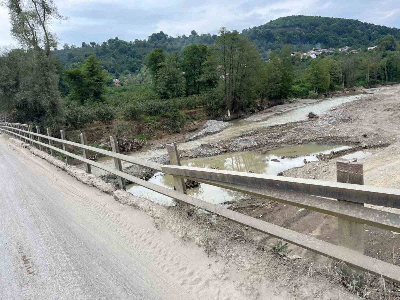 Köprünün demirlerini çaldılar