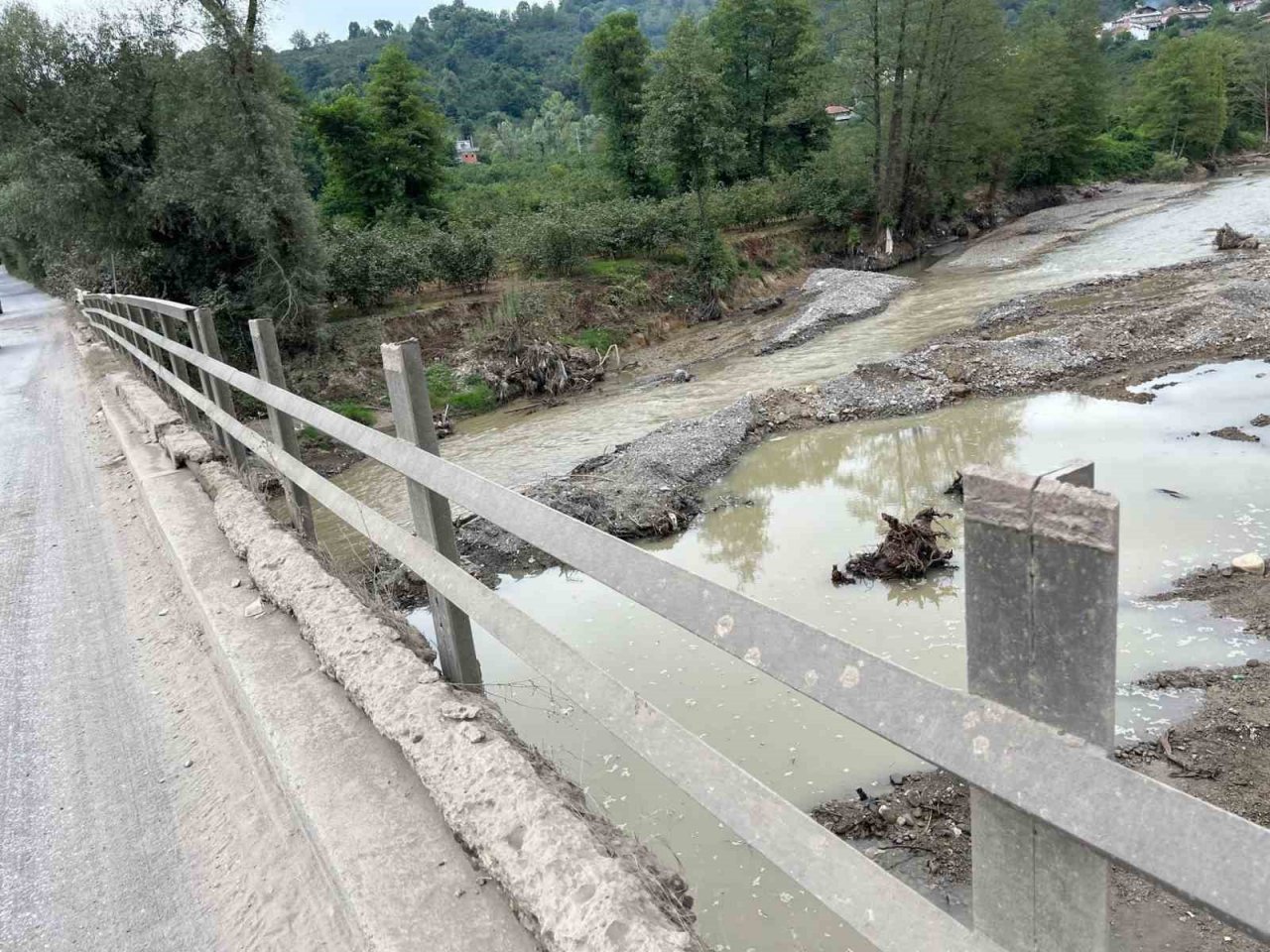 Köprünün demirlerini çaldılar