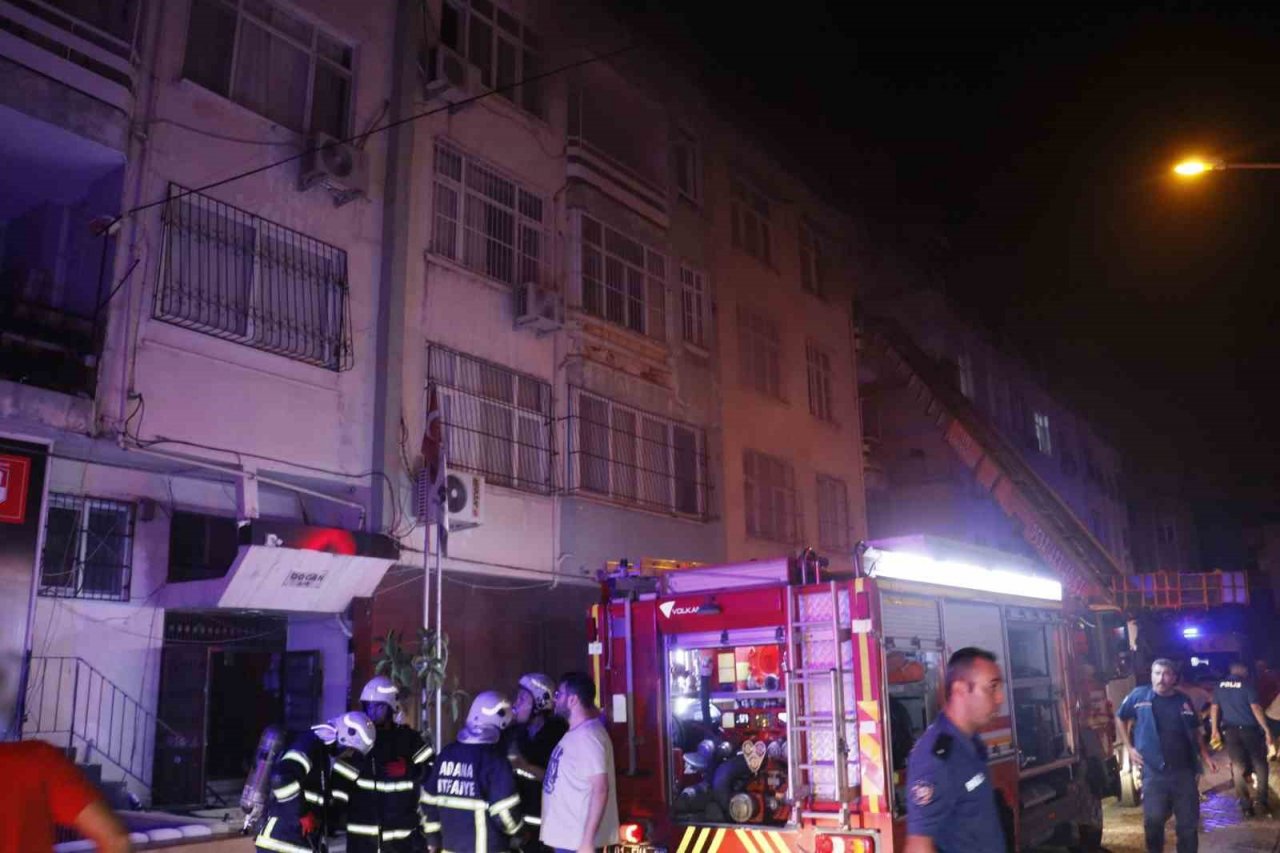 Apartmanda çıkan yangında can pazarı yaşandı: Çok sayıda kişi dumandan etkilendi