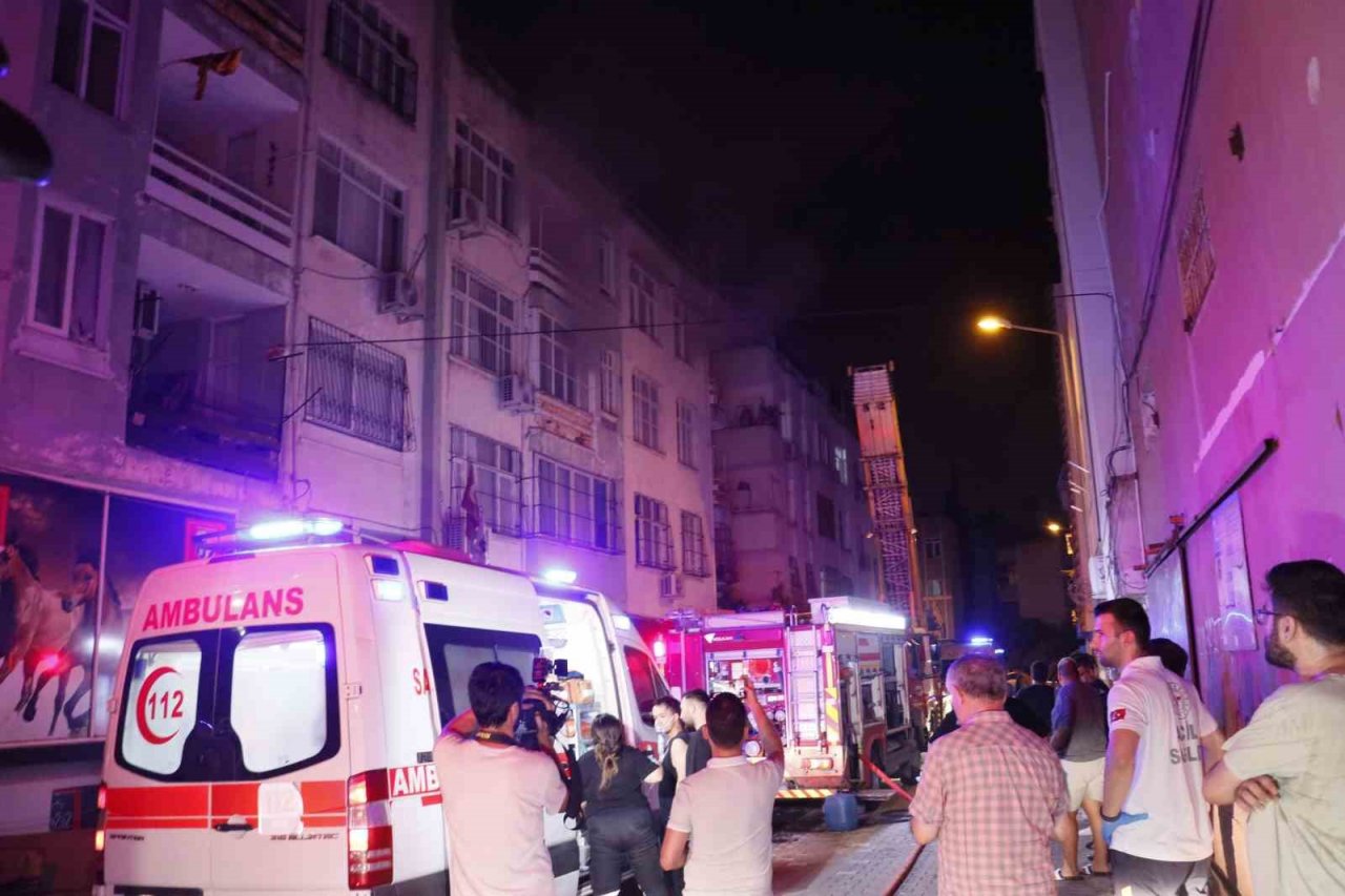 Apartmanda çıkan yangında can pazarı yaşandı: Çok sayıda kişi dumandan etkilendi