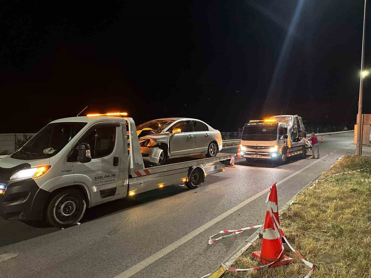 Hafif ticari araç ile otomobil çarpıştı: 9 yaralı