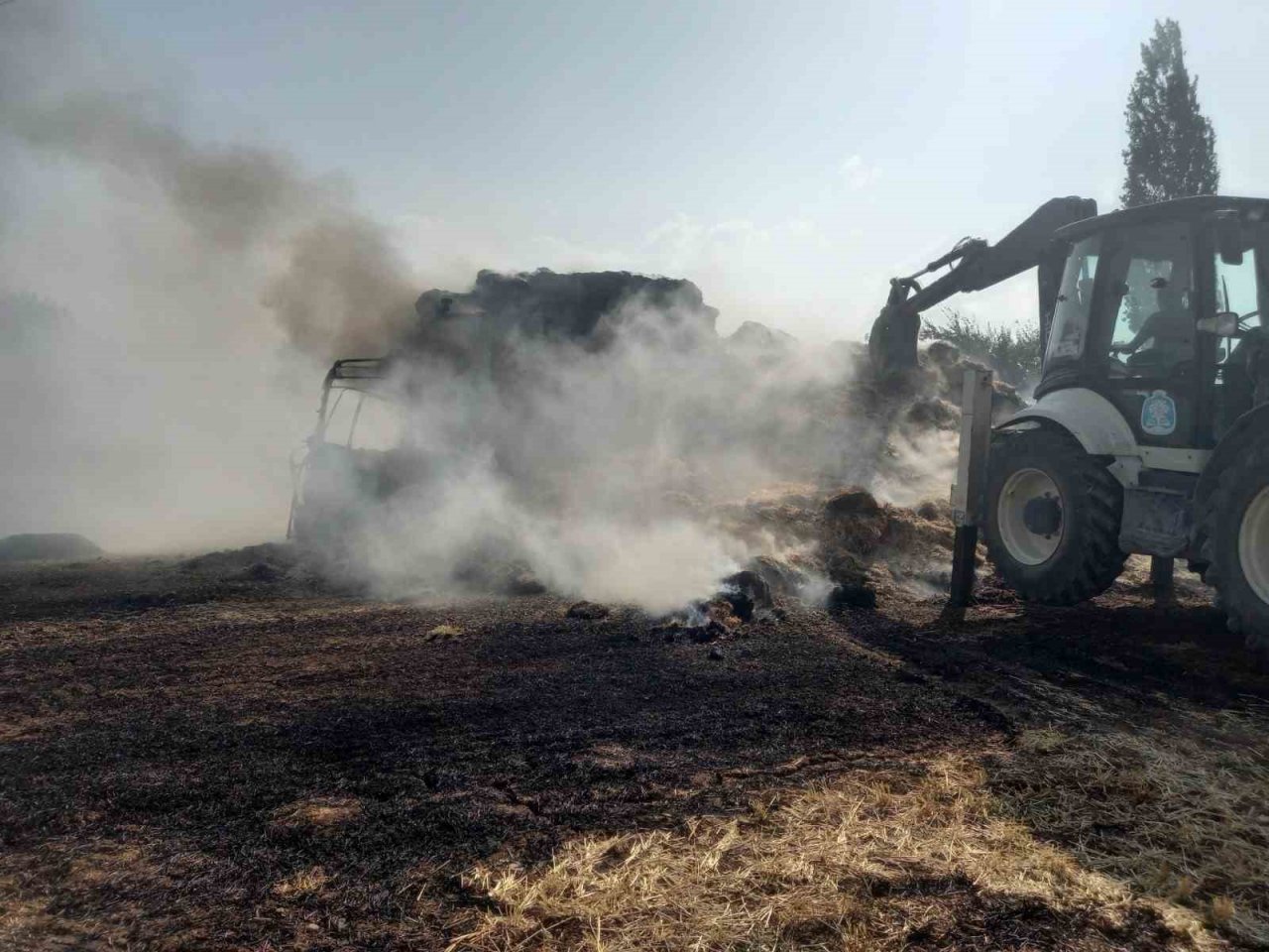 Kamyona yüklenen samanlar su motoru kablolarına çarpınca felaket yaşandı