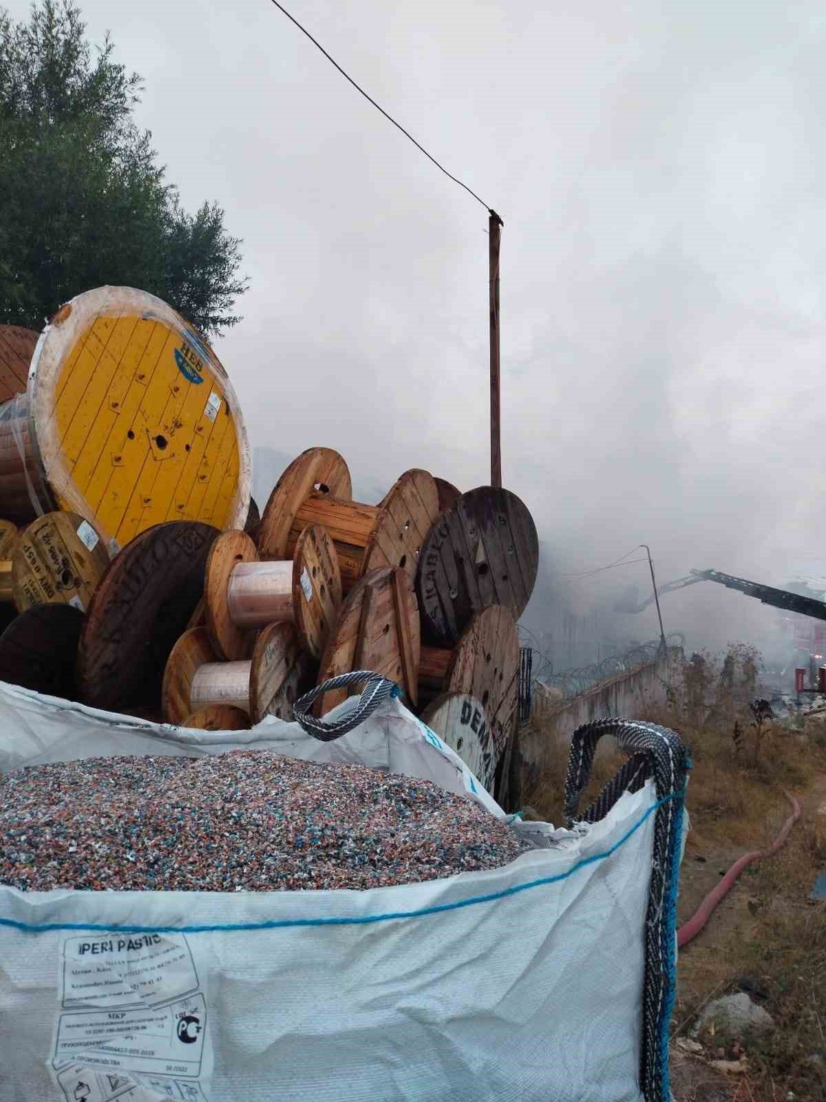 Ataşehir’de iş yeri yangını